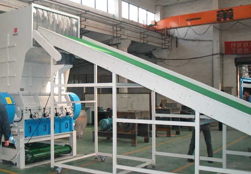 塑料破碎輸送用爬坡輸送機(jī).jpg 塑料破碎輸送用爬坡輸送機(jī).jpg