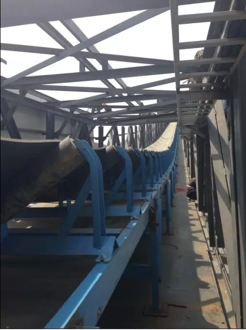 青島樂途行橡膠帶輸送機(jī).jpg 青島樂途行橡膠帶輸送機(jī).jpg